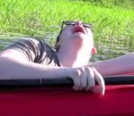 pleurs La détresse d'un homme dans un kayak qui coule