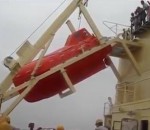 bateau chute lancer Une embarcation de sauvetage fait un flip