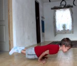 pompe musculation Un enfant de 5 ans fait des pompes à 90 degrés