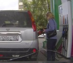 pistolet station-service Une femme se trompe de voiture à une pompe à essence