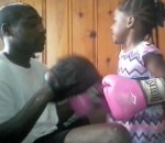 ko boxe Une fille de 5 ans met son papa KO en boxant