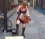rue Une fille punk joue de l'accordéon à des nonnes