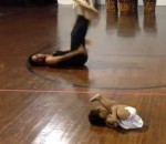 choregraphie enfant danse Une fillette de 2 ans fait de la danse moderne