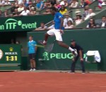 balle tennis Point entre les jambes de Gaël Monfils
