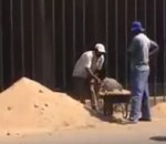 travail ouvrier sable Deux hommes déplacent un tas de sable