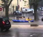 kayak montpellier Un homme en kayak dans les rues inondées de Montpellier