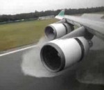 atterrissage avion Inversion de poussée d'un avion Boeing 747-400