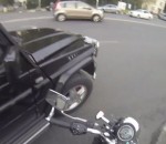 moto motard Motarde vs Automobilistes qui jettent leurs ordures