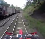 fer train Faire de la moto sur une voie de chemin de fer