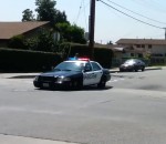 police Une voiture de police décolle à un carrefour