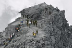 volcan Des sauveteurs sur le Mont Ontake après l'éruption (photo non retouchée)