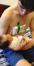 bebe homme Un homme donne le sein