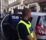 vitre casser Un homme arrêté casse la vitre d'une voiture de police
