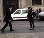 break dance Battle entre un missionnaire mormon et un artiste de rue