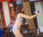 piscine bain maillot Une fille en quête du selfie parfait