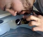 reanimation massage Un homme réanime un oiseau