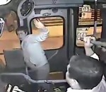 karma Instant Karma pour un voleur dans un bus