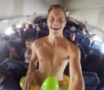 maillot Jerome Jarre en maillot de bain dans un avion