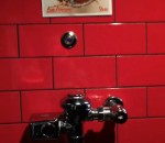 toilettes bar strip-teaseuse Judas insolite dans les toilettes d'un bar