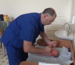 chirurgien Un orthopédiste russe examine un bébé