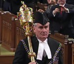 ovation Ovation pour Kevin Vickers au parlement d'Ottawa