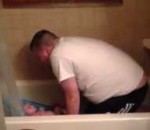 fille bebe Un papa chante à son bébé dans la baignoire