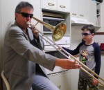 trombone fils Un père et son fils jouent de la musique
