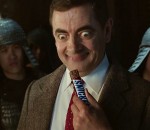 chute toit Pub Snickers avec Mr Bean