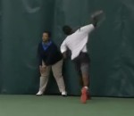 dos Un tennisman blesse une juge de ligne avec sa raquette