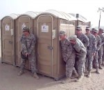 mobile toilettes Inspection de WC mobile par des soldats