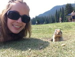 trou fille terrestre Selfie avec un écureuil terrestre