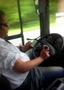 telephone volant Un chauffeur de bus concentré