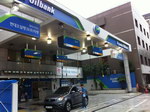 essence station A Séoul, les pompes à essence pendent du plafond