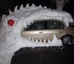 neige Godzilla de neige avale une voiture
