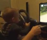 jeu-video Un bébé joue à un jeu de Rallye