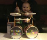 musique Un bébé joue de la batterie