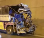 wtf accident Un bus accidenté en circulation