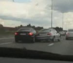 auto-tamponneuse Une BMW joue aux auto-tamponneuses sur une autoroute