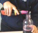 bouteille gaz Un enfant fait du vin pétillant