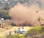 atterrissage helicoptere Un hélicoptère soulève un nuage de poussière