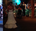suprise harnais Un homme paralysé se lève pour danser à son mariage