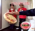 tele japon Lancer une pizza comme un frisbee dans un micro-ondes