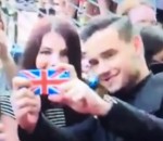 sourire selfie Liam Peyne fait des selfies avec ses fans