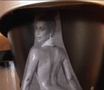 machine Kim Kardashian nue fait du café