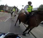 police motard wheeling Un motard arrêté par la police montée à Londres