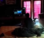 moquerie Un papa se moque de son fils qui parle à sa Xbox