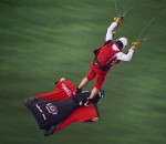 parachute volant tapis Un parachutiste se pose sur un wingsuiter en plein vol