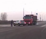 accident camion voiture Piéton chanceux vs Camion et voiture