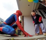 enfant saut Spiderman fait une surprise à un enfant atteint d'un cancer