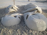 squelette sable Un couple de squelettes se donnent la main (Sculpture sur sable)